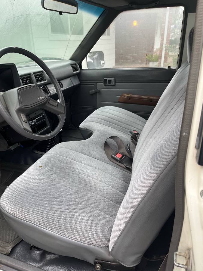 Toyota-pickup-1987-white-10
