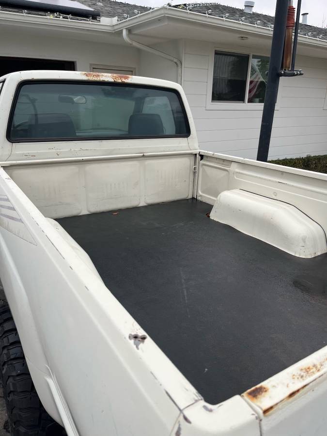 Toyota-pickup-1987-white-13