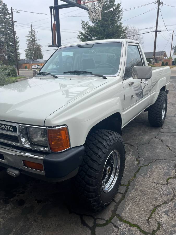 Toyota-pickup-1987-white-15
