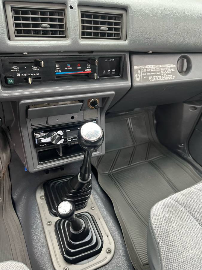 Toyota-pickup-1987-white-5