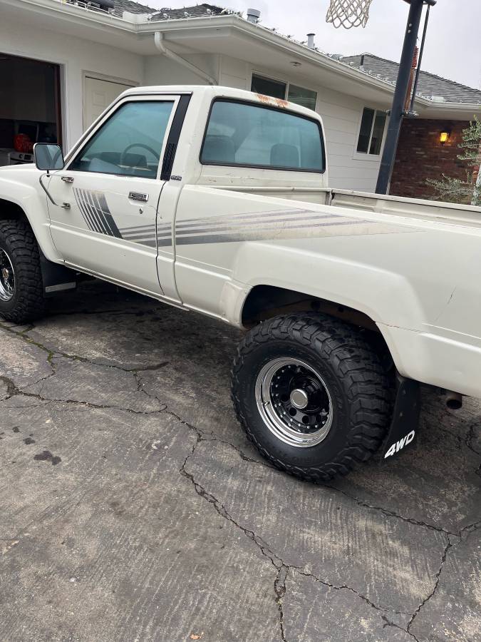 Toyota-pickup-1987-white-6