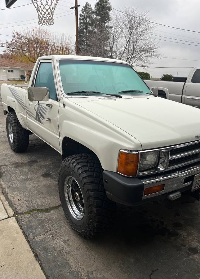 Toyota-pickup-1987-white-8