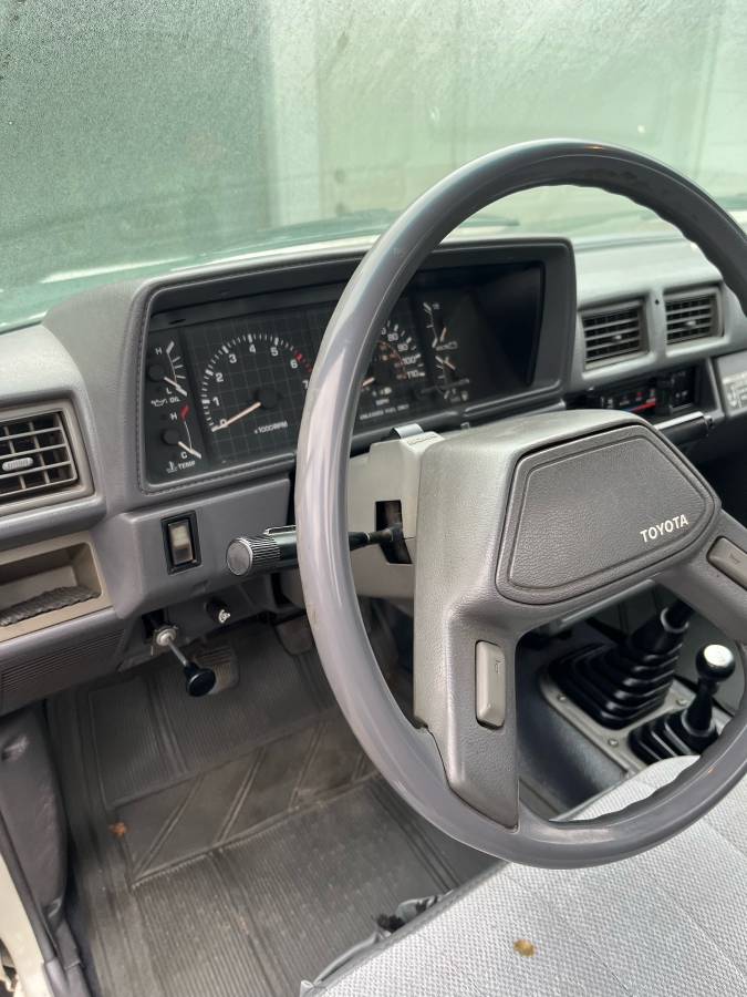 Toyota-pickup-1987-white-9