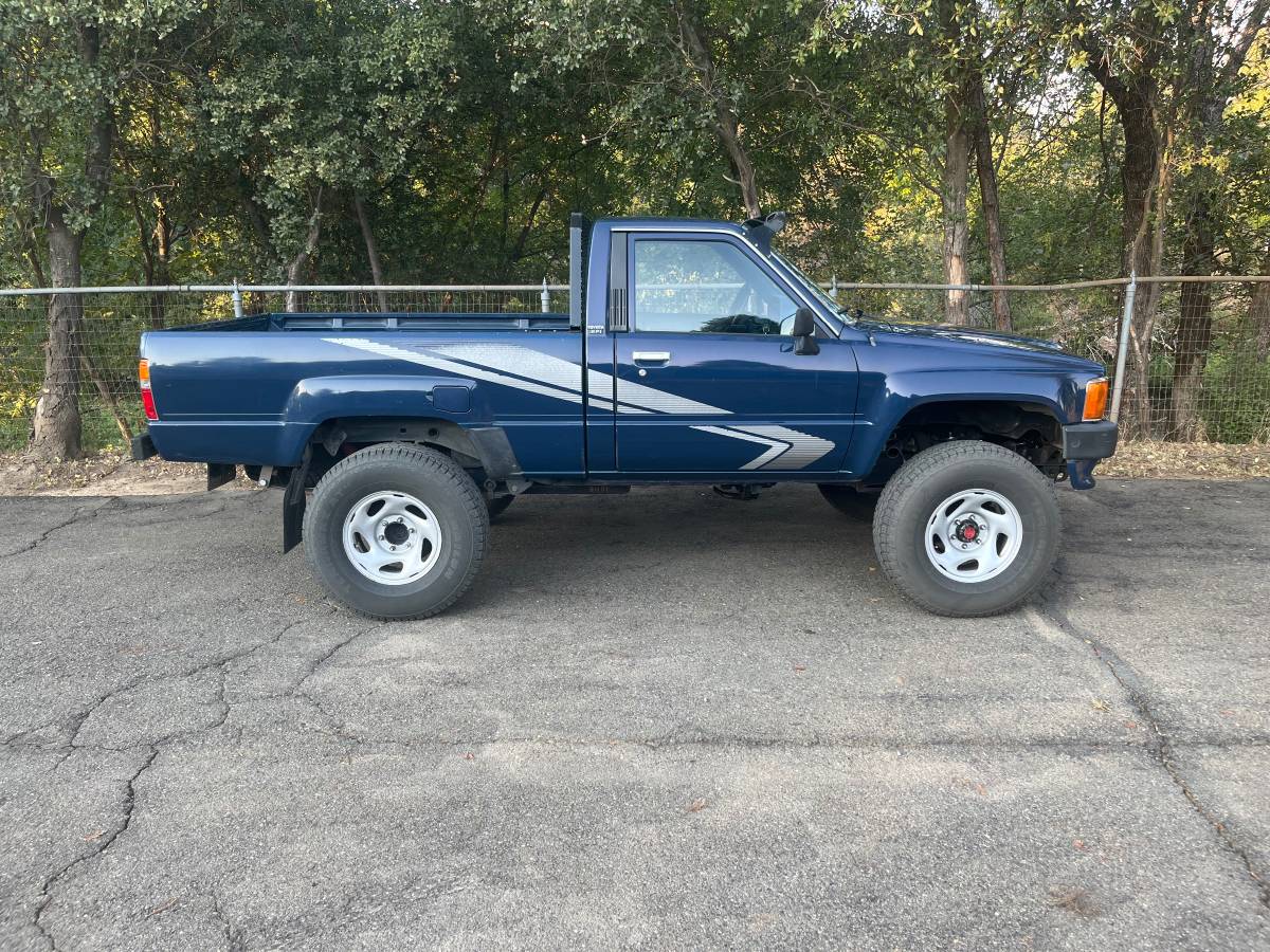 Toyota-pickup-1988-blue-1
