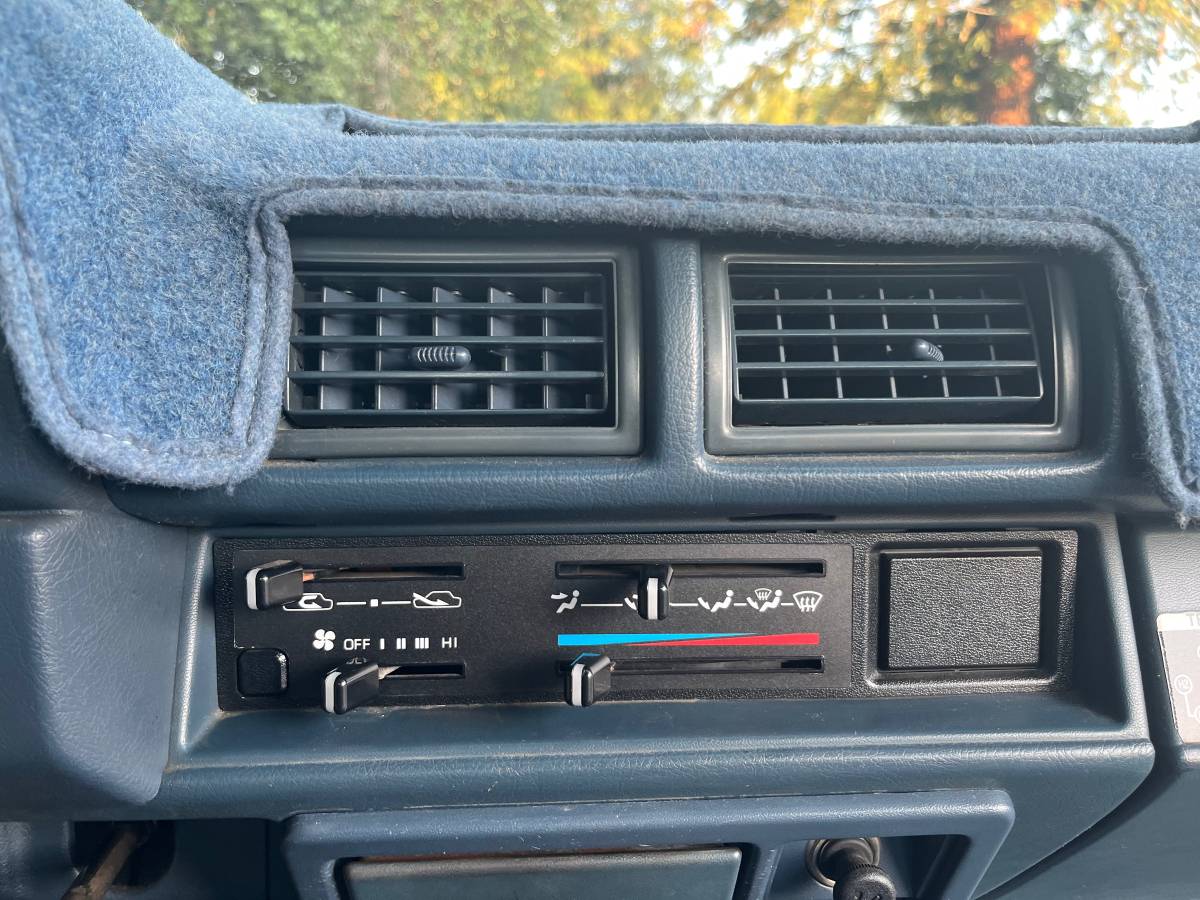 Toyota-pickup-1988-blue-12