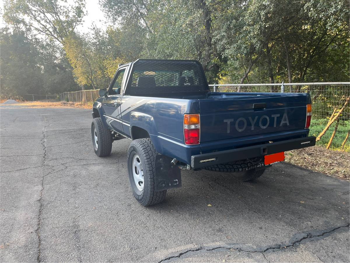 Toyota-pickup-1988-blue-4