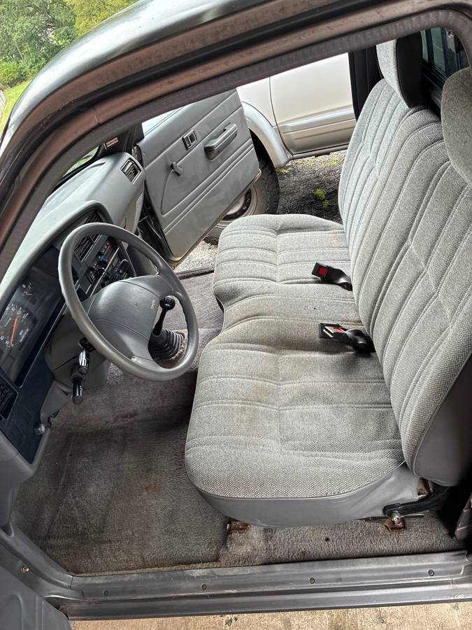 Toyota-pickup-1989-grey-2
