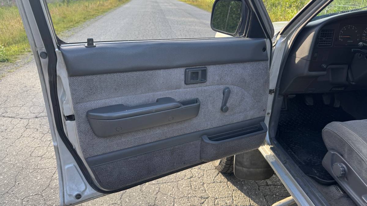 Toyota-pickup-1990-silver-1