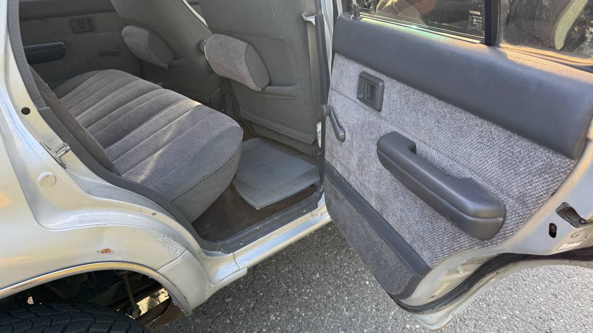 Toyota-pickup-1990-silver-5