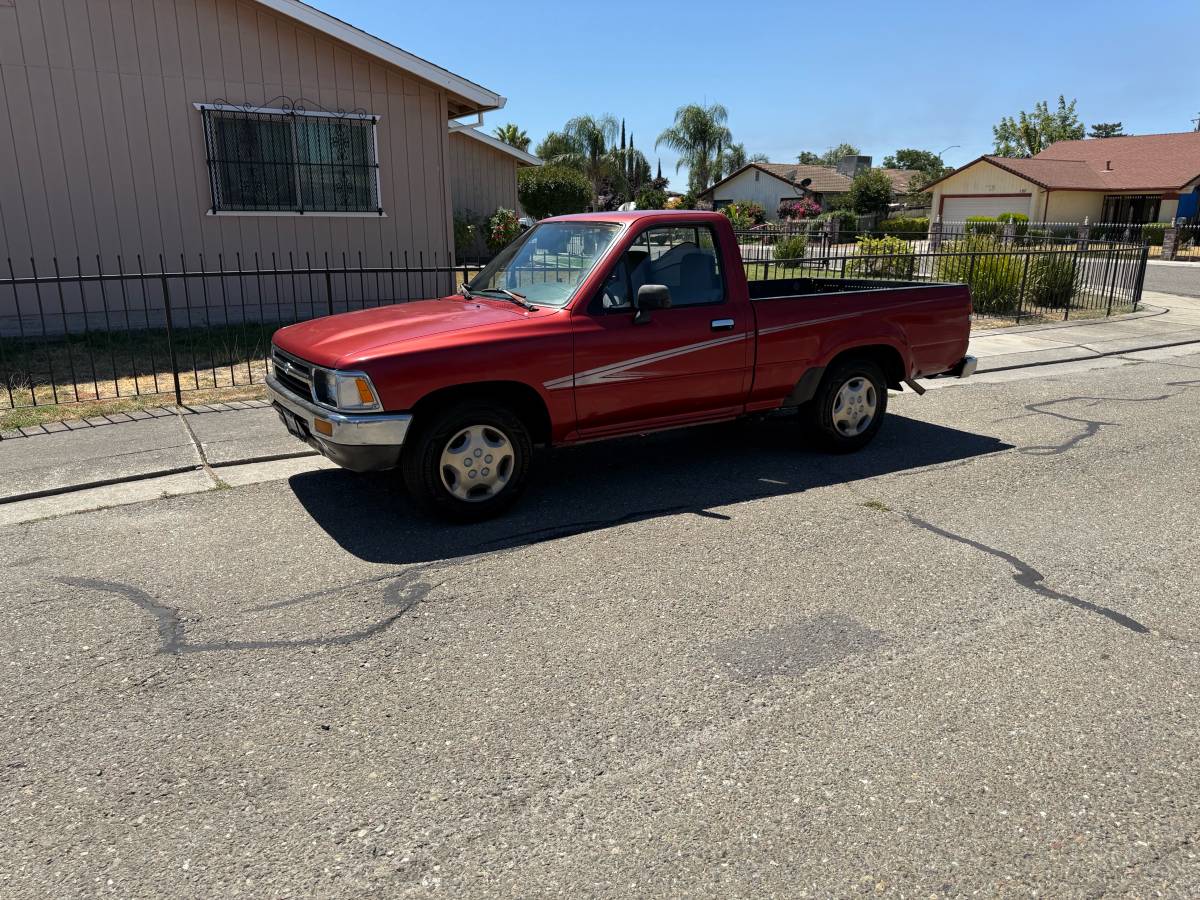 Toyota-pickup-1992-red-3