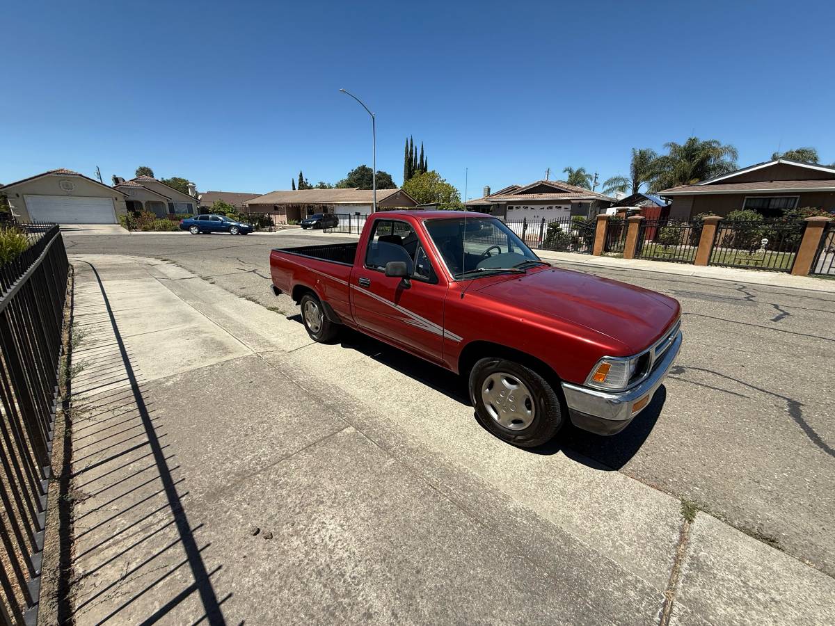 Toyota-pickup-1992-red