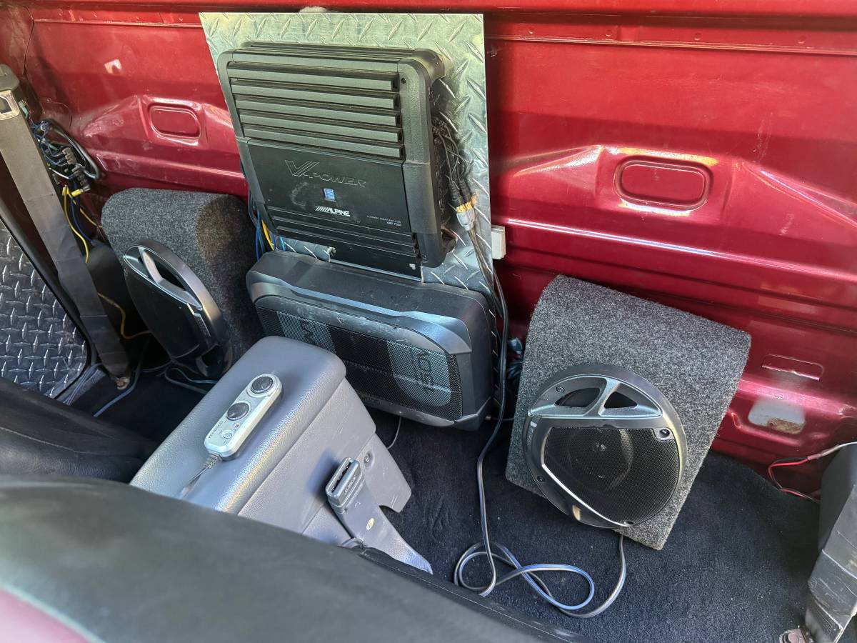 Toyota-pickup-1994-red-11
