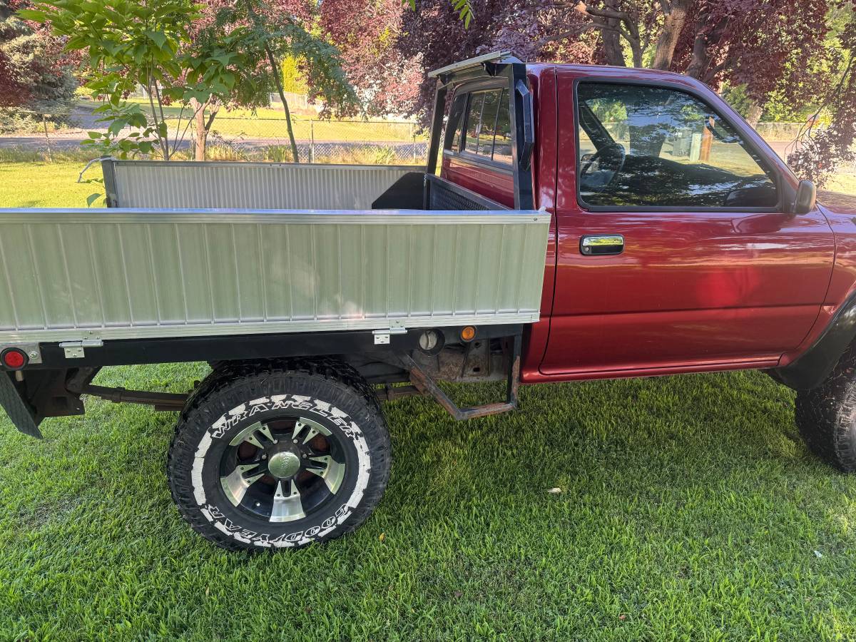 Toyota-pickup-1994-red-3