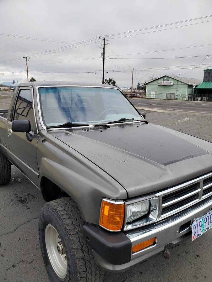 Toyota-pickup-4wd-1988-grey-1