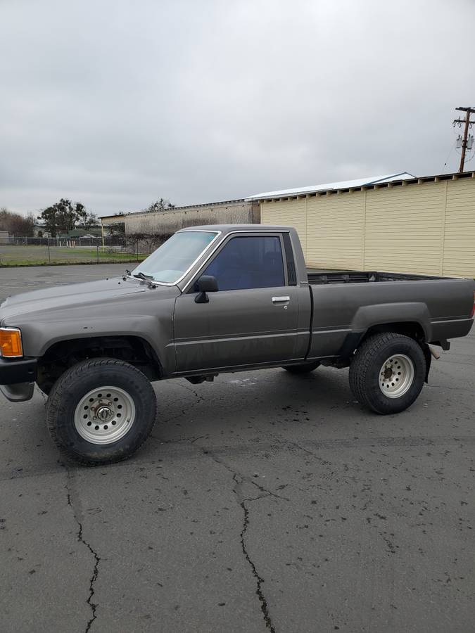 Toyota-pickup-4wd-1988-grey