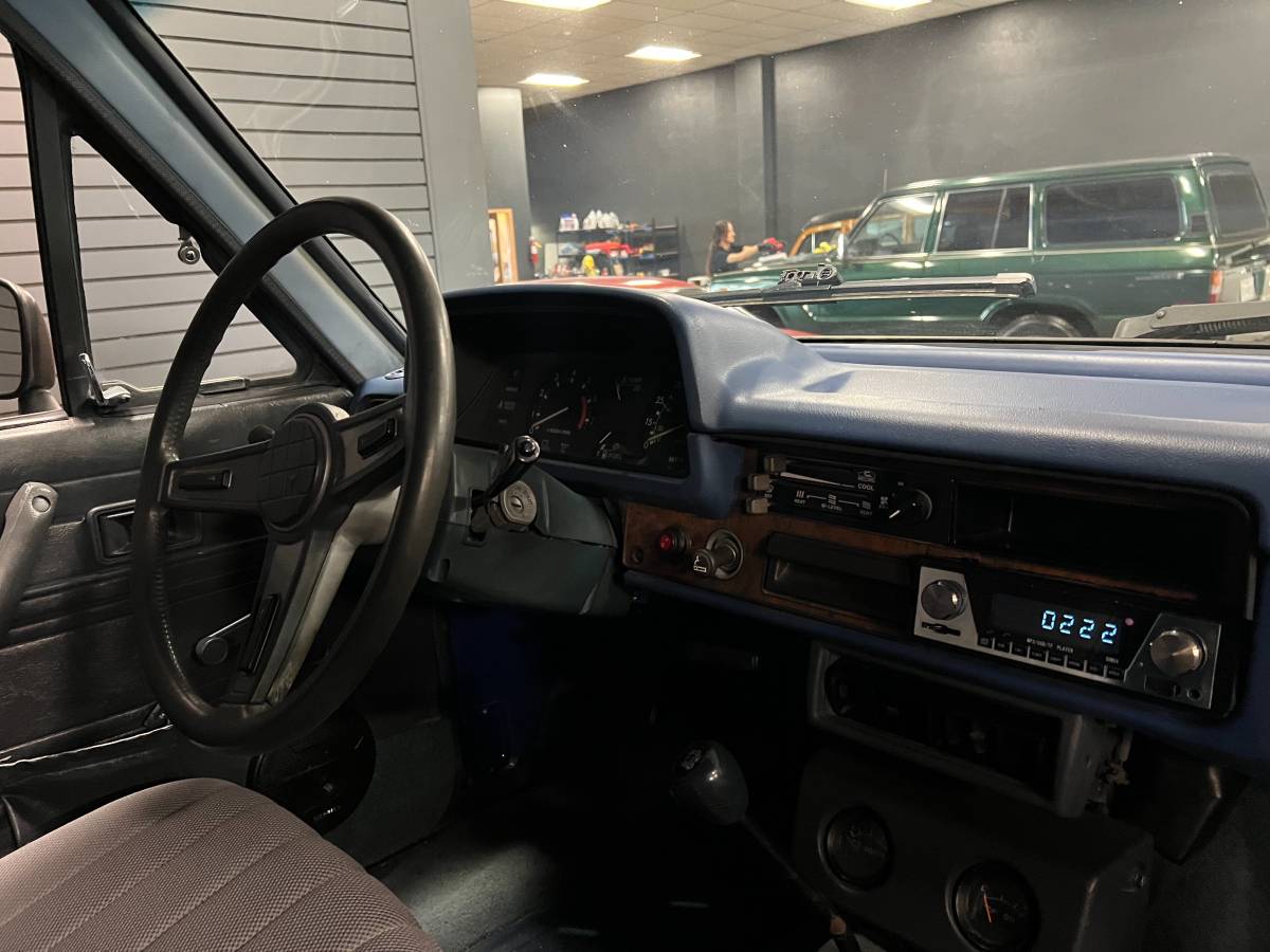 Toyota-pickup-4x4-1983-blue-10