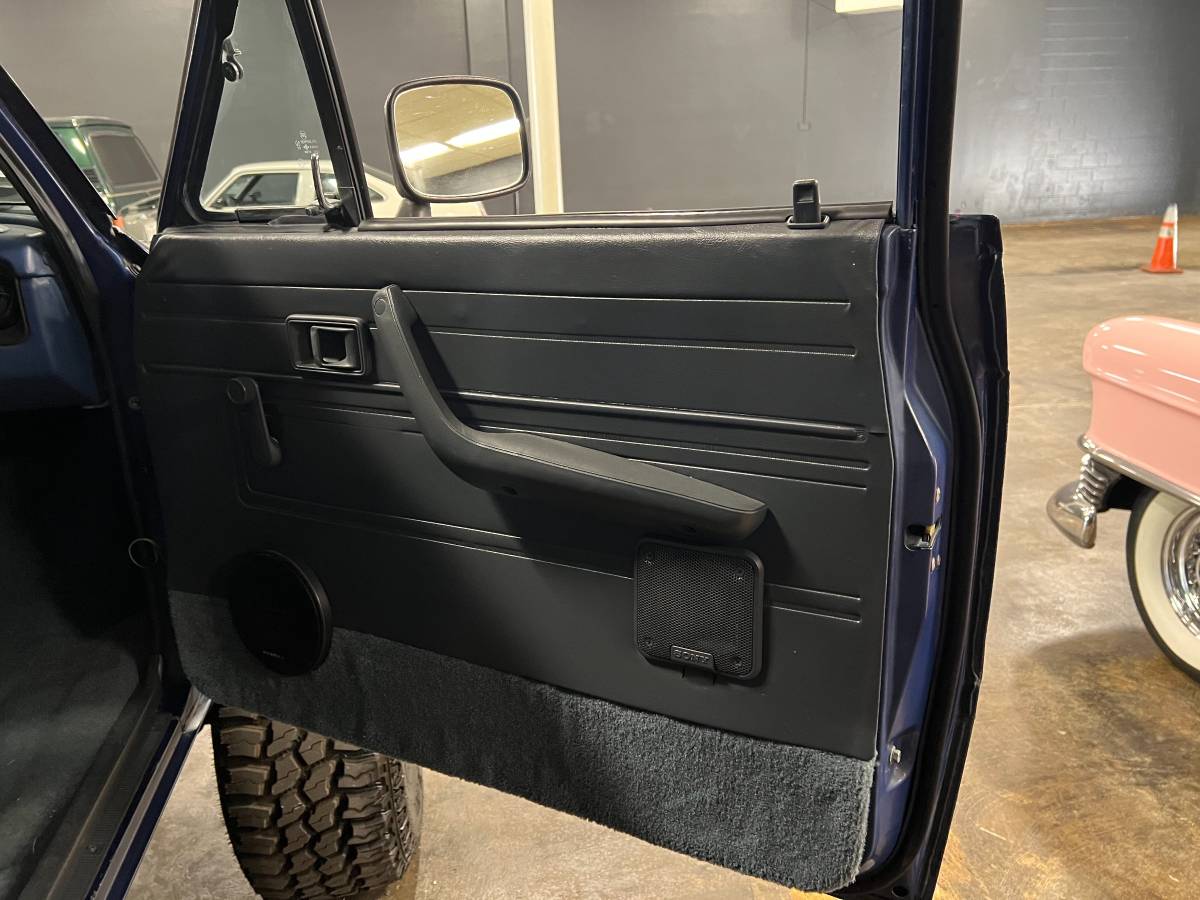 Toyota-pickup-4x4-1983-blue-11