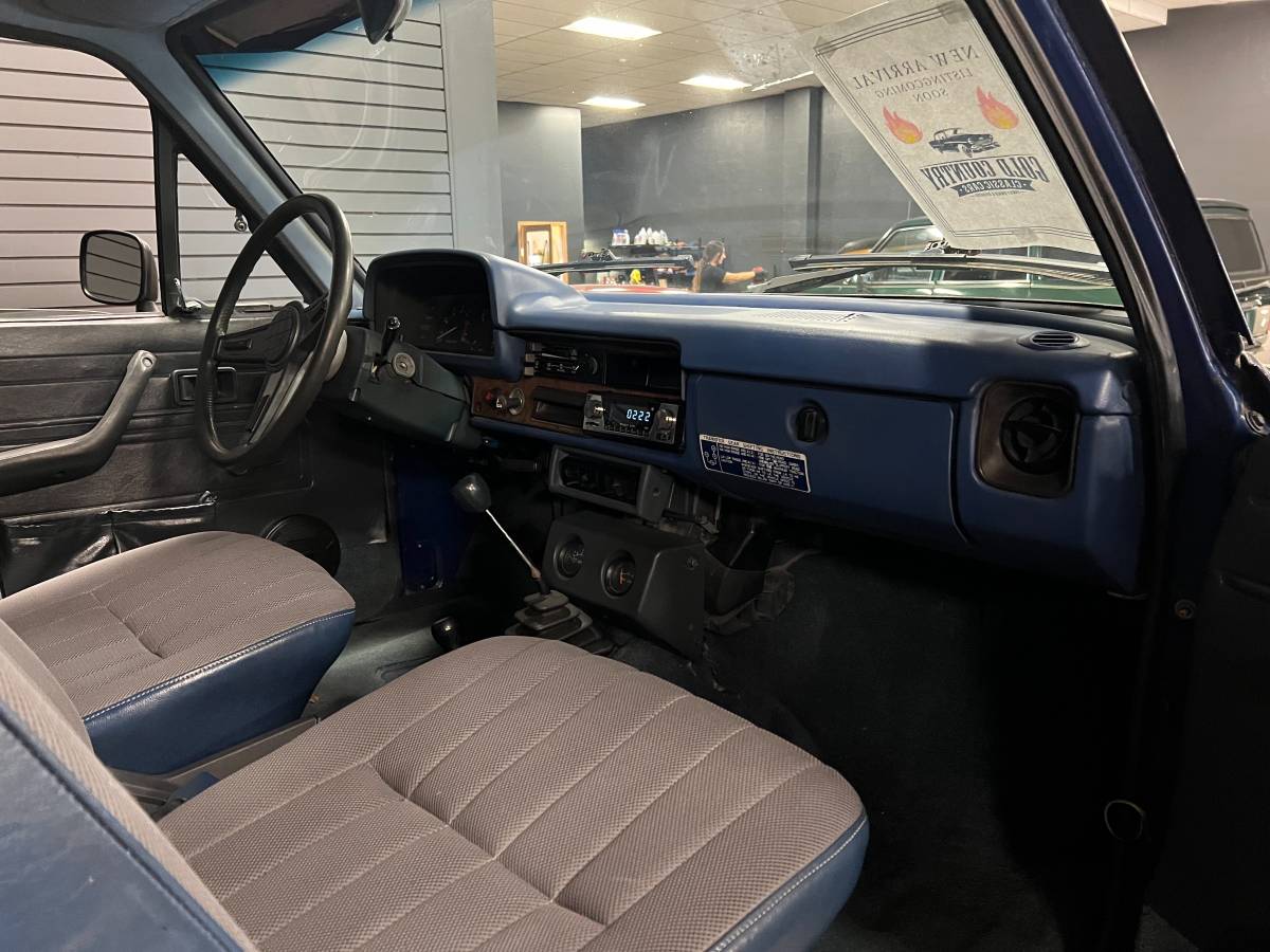 Toyota-pickup-4x4-1983-blue-12