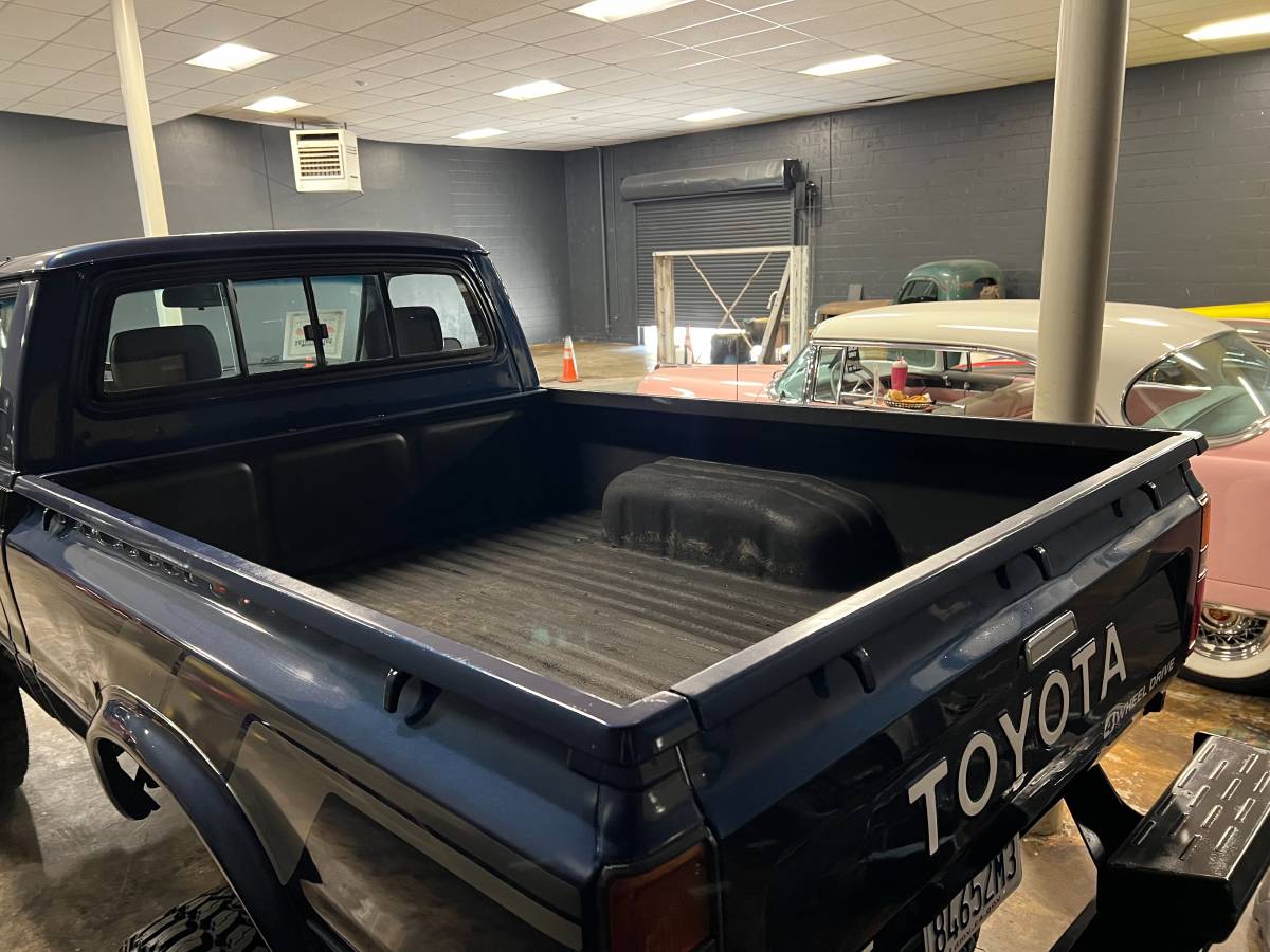 Toyota-pickup-4x4-1983-blue-9