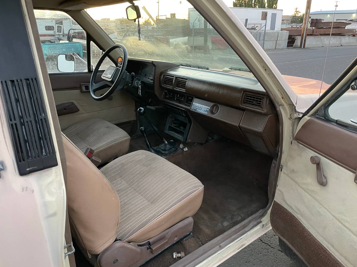 Toyota-pickup-4x4-1984-10