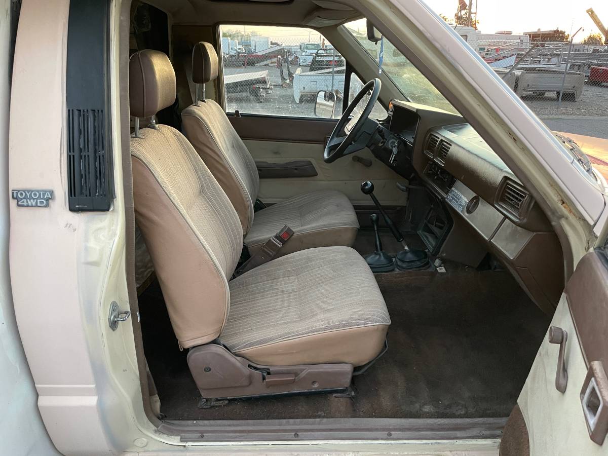 Toyota-pickup-4x4-1984-17