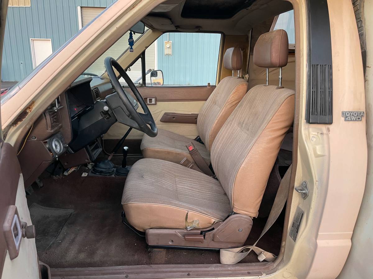 Toyota-pickup-4x4-1984-9