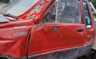 Toyota-pickup-4x4-1987-red