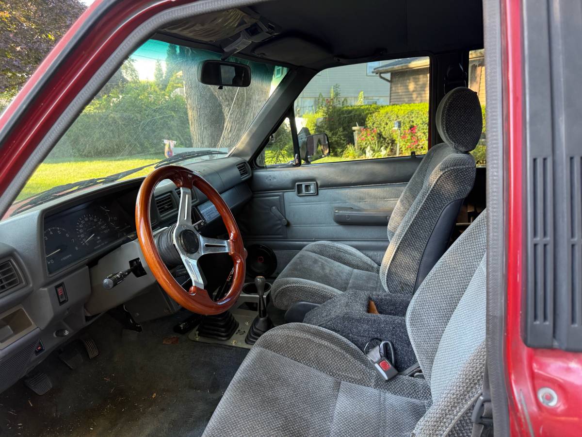 Toyota-pickup-4x4-1988-red-10