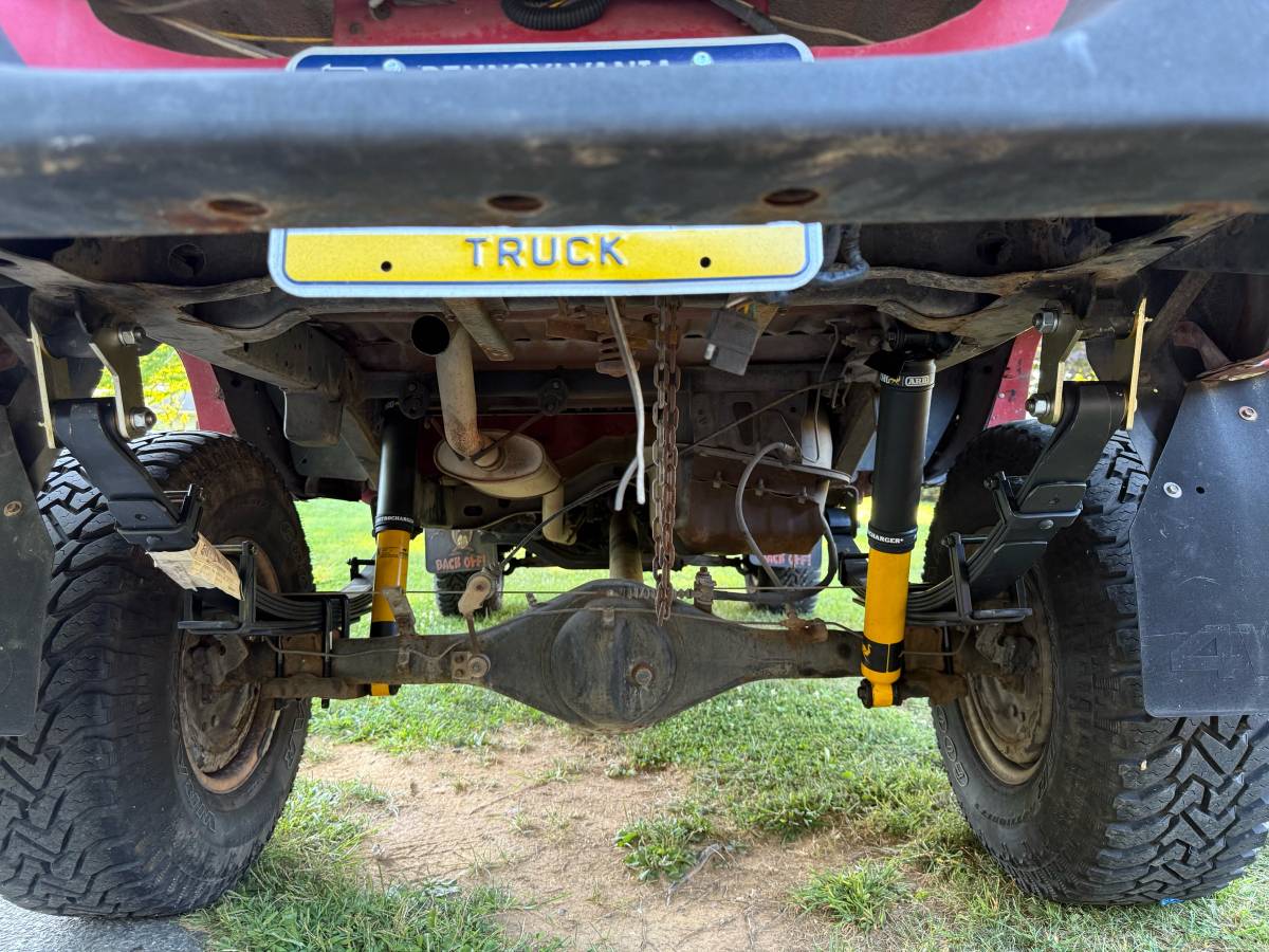 Toyota-pickup-4x4-1988-red-12