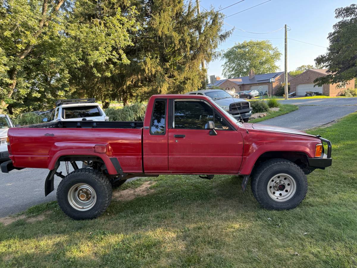 Toyota-pickup-4x4-1988-red-2