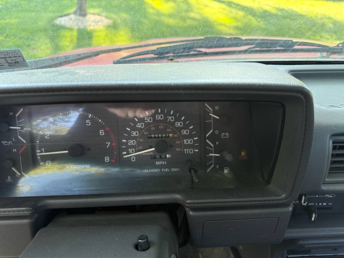 Toyota-pickup-4x4-1988-red-9