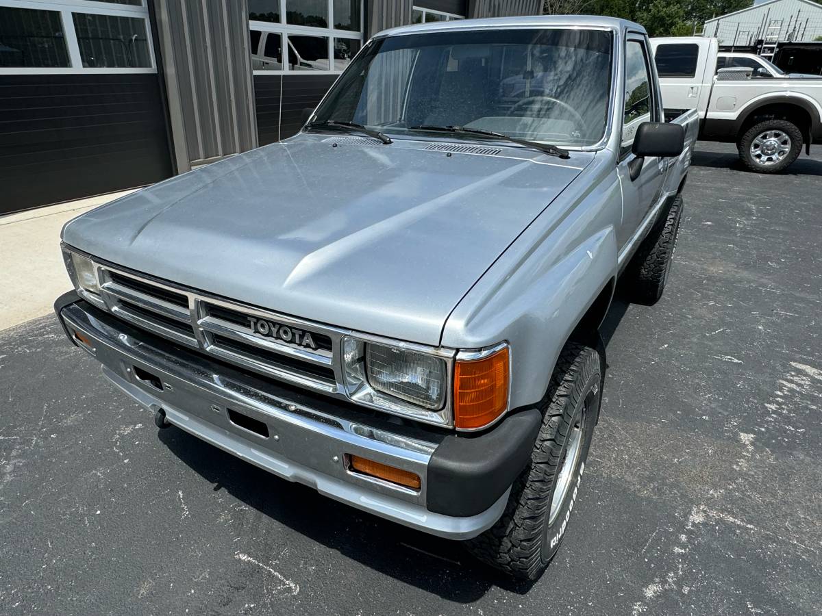 Toyota-pickup-4x4-1988-silver-1