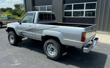 Toyota-pickup-4x4-1988-silver-2