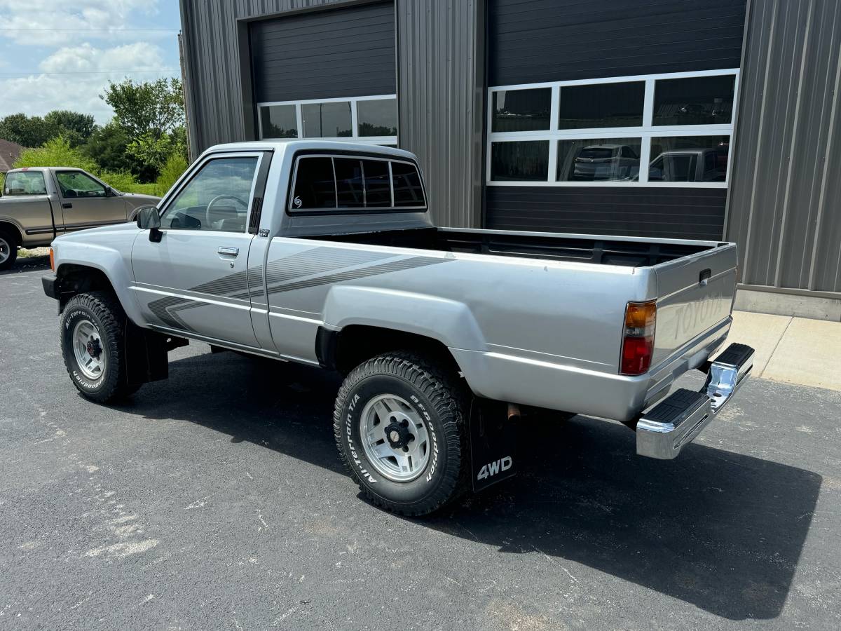 Toyota-pickup-4x4-1988-silver-2