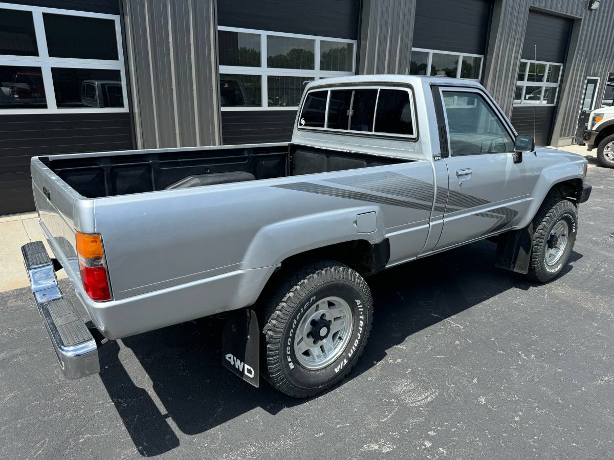 Toyota-pickup-4x4-1988-silver-3