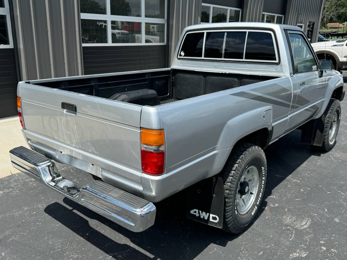 Toyota-pickup-4x4-1988-silver-4