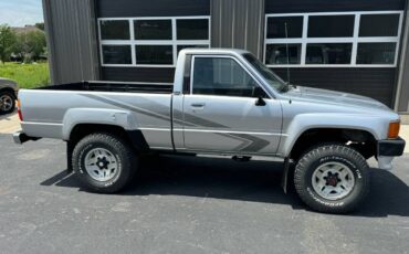 Toyota-pickup-4x4-1988-silver-5