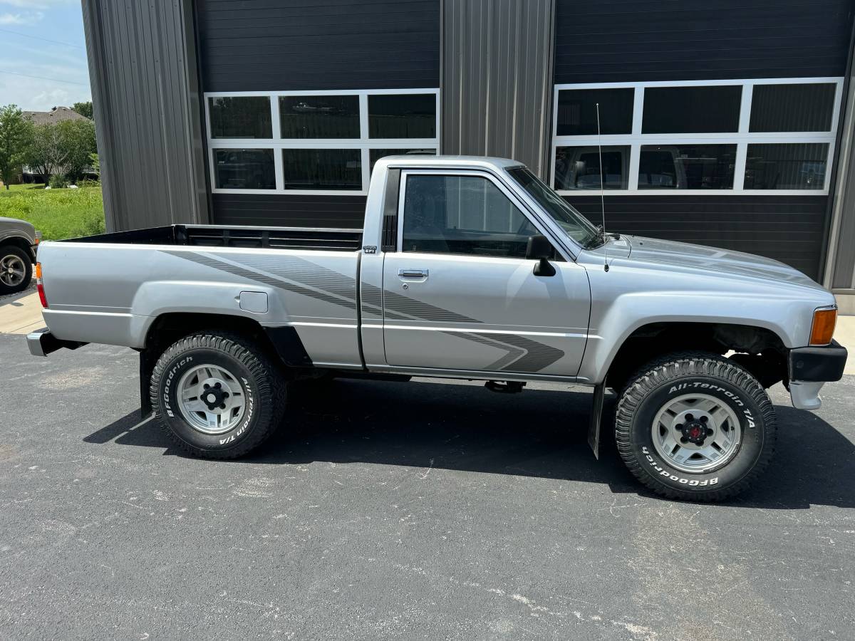Toyota-pickup-4x4-1988-silver-5