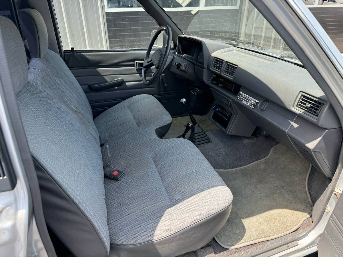 Toyota-pickup-4x4-1988-silver-8