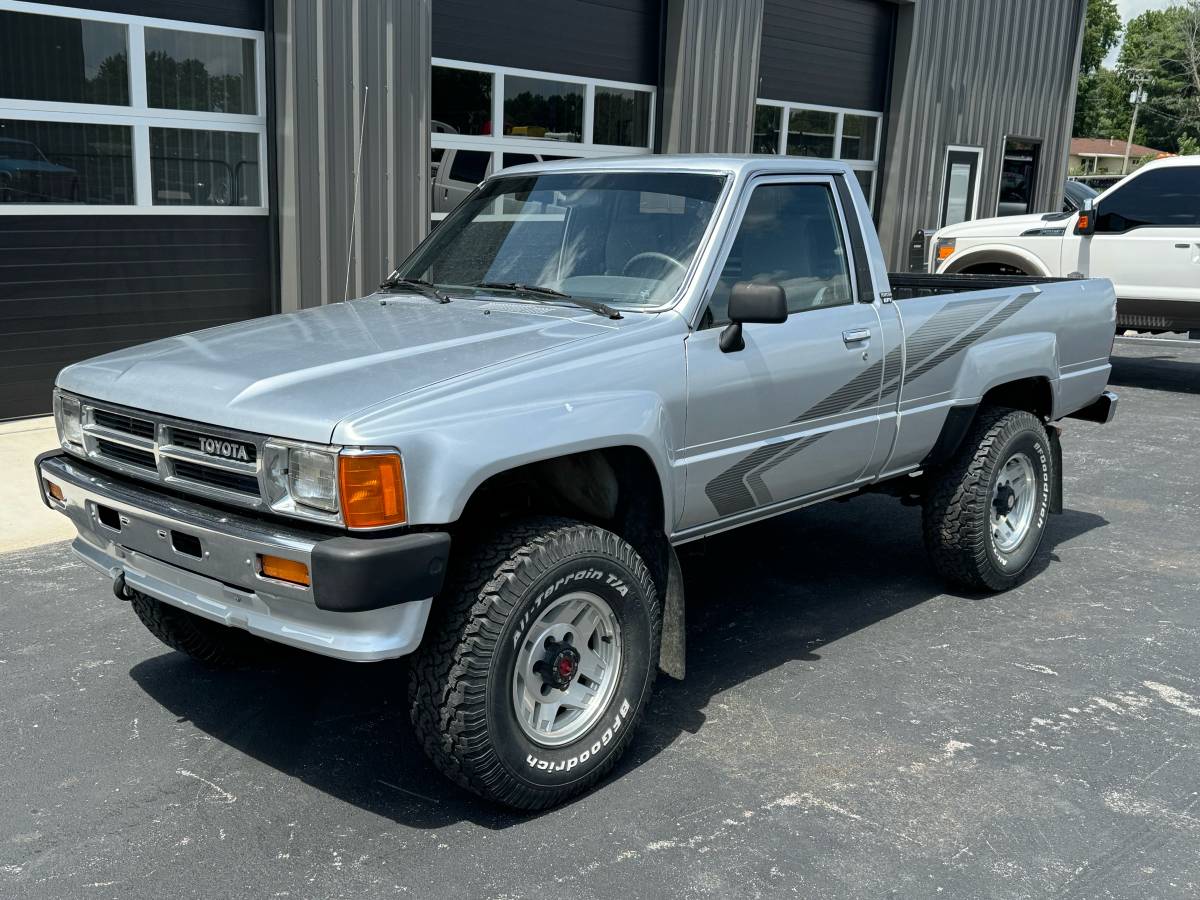 Toyota-pickup-4x4-1988-silver