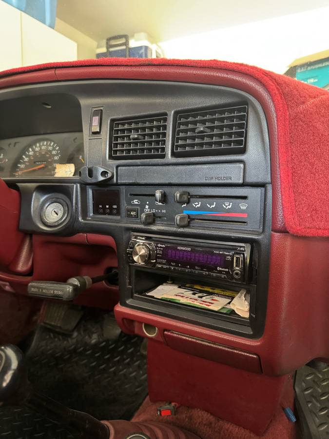 Toyota-pickup-4x4-1989-red-15