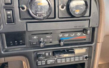 Toyota-pickup-4x4-1990-white-1