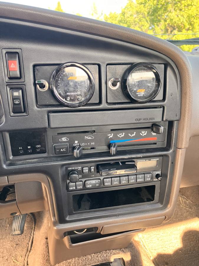 Toyota-pickup-4x4-1990-white-1