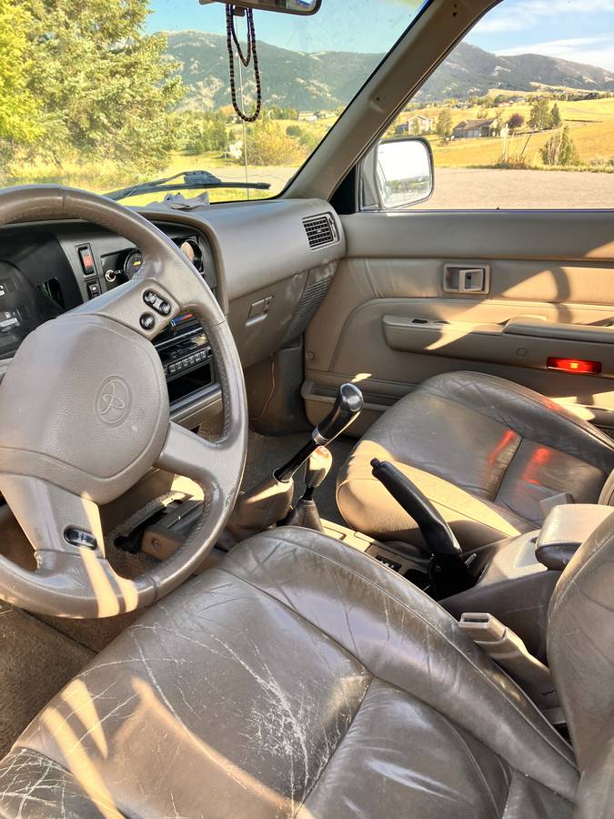 Toyota-pickup-4x4-1990-white-2