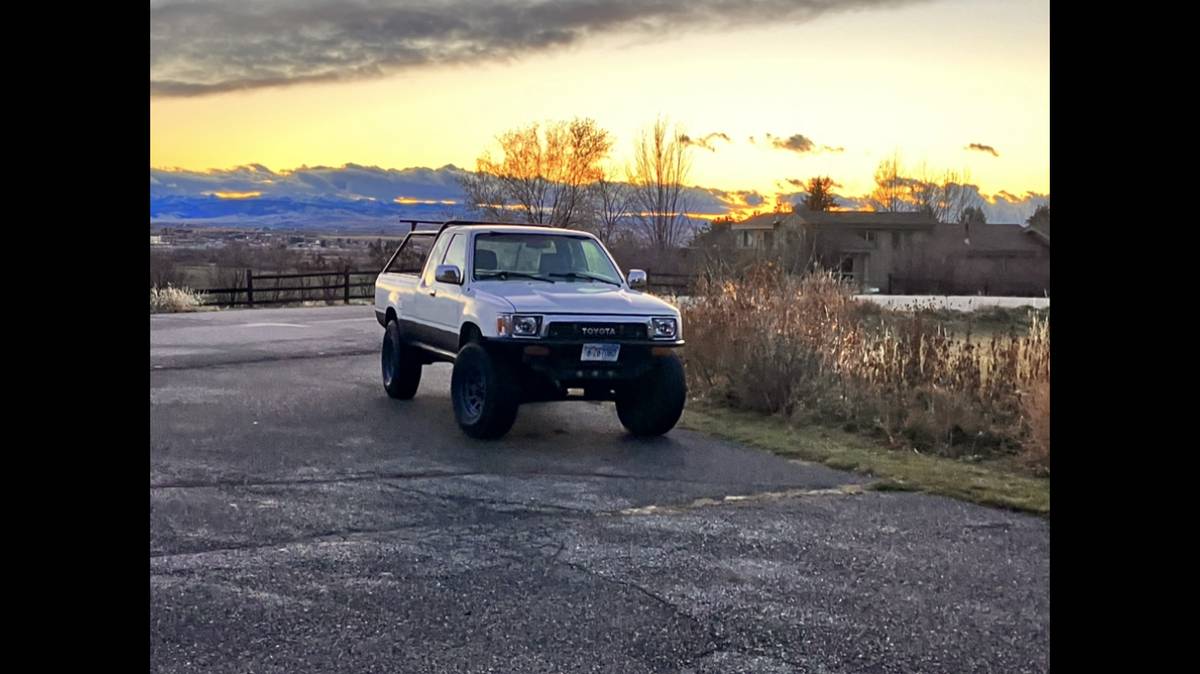 Toyota-pickup-4x4-1990-white