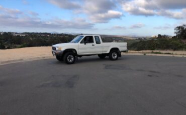 Toyota-pickup-4x4-1991-white-1