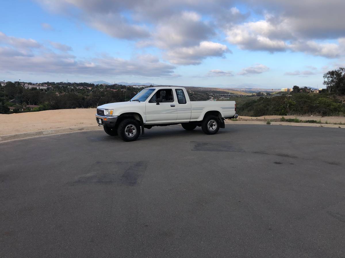 Toyota-pickup-4x4-1991-white-1