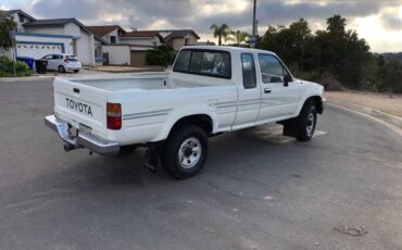 Toyota-pickup-4x4-1991-white-10