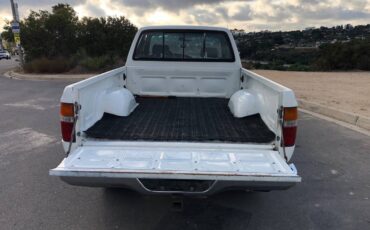 Toyota-pickup-4x4-1991-white-11