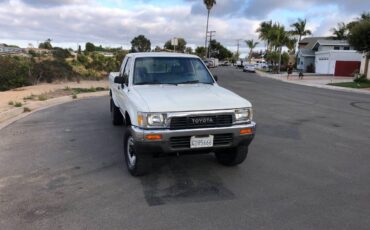 Toyota-pickup-4x4-1991-white-13